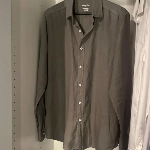 Linneskjorta Massimo dutti - Säljer denna linneskjorta från Massimo Dutti. Storlek S men passar M. Nyskick. 