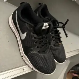 Nike skor i storlek 37,5.  Använd ca 2 gånger & endast inomhus vid träning.  Fint skick. 