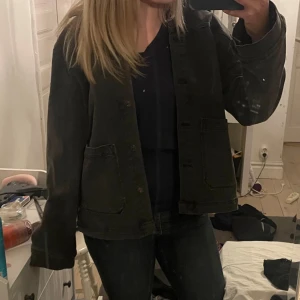 jeansjacka - svart jeans jacka från carin wester. perfekt skick och sparsamt använd.  passar säkert s/m/l beroende på hur man vill att den ska sitta. jag är en s/m för referens