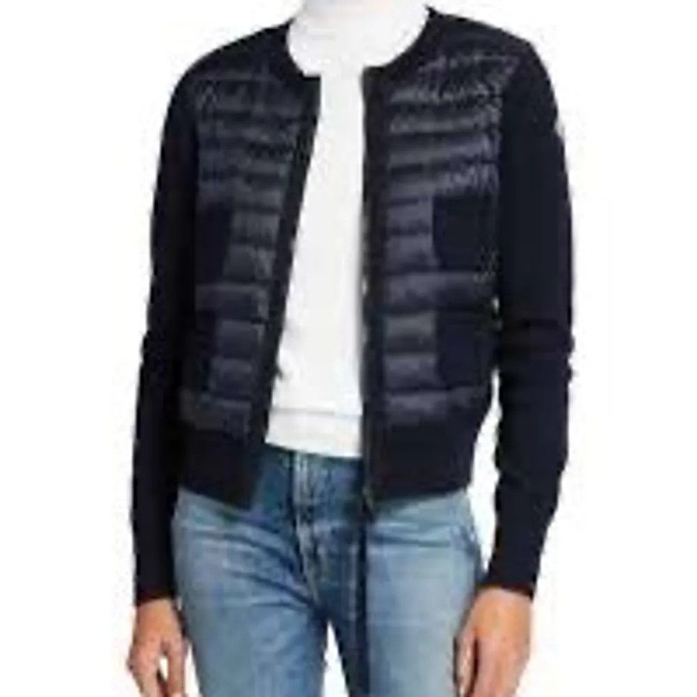 Super fin moncler cardigan,som inte längre säljs i denna färg! Bra skick( se defekter på bilderna), finns qr kod som garanterar äktehetsbevis! Tar bud från 5000, köp direkt för 7200kr! Ny pris =9500. Jackor.