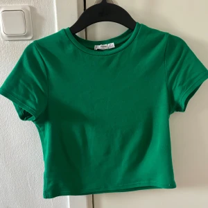 Grön croppad t-shirt - knappt använd