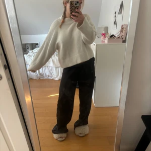 Vit stickad tröja - Säljer en supermysig vit stickad tröja som är perfekt nu inför hösten och vintern. Perfekt att ha på sig ute eller om man bara ska ha myskväll hemma. Säljer pga att den inte kommer till användning.🥰