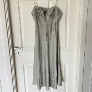 Siden klänning ljusgrön 40 - Superfin siden klänning i ljus olivgrön färg. Från ASOS - Storlek 40. Toppskick! (Aldrig använd)💘