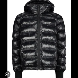 Peak performance jacka ”tomic puffer” - peak performance jacka i modellen tomic puffer. En glansig svart vinterjacka i puffer modell. Modellen går inte att köpa längre Endast använd en säsong!  Köpt för ca 3100, kom med prisförslag!☺️