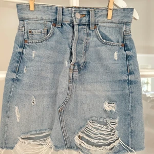 Kjol från hm  - Kjol från hm, i bra skick, storlek 32, säljer för 30kr 