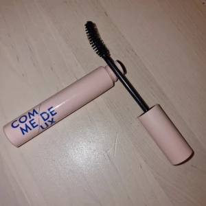 Mascara från Comme Deux - Säljer en helt ny och oanvänd superfin mascara från Comme Deux i färgen svart. Perfekt för att ge dina fransar volym och längd. Perfekt för vardagsbruk eller en utekväll!