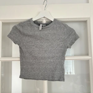 Topp - Jättefin grå ribbad topp i storlek S, från H&M, hör av er vid frågor eller intresse!🩷