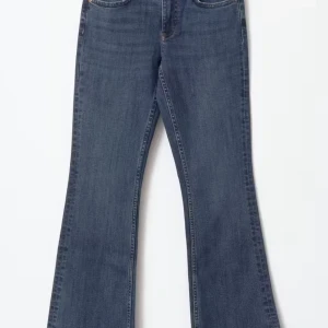 bootcut jeans från gina  - Jättefina mörkblåa bootcut jeans från gina. Dom är inte jätte lågmidjade utan lite mer mid waisted. Dom passar perfekt för mig som har storlek 34, köpta för 499kr men säljer för 350kr🫶🏽 Använda några gånger men inga skador eller så! 