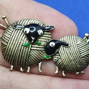 Brosch - Gulliga får / Garnnystan - Den här broschen i form av två får föreställande garnbollar är ca 4.8 × 2.5 cm. ✨️Titta igenom alla mina upplagda & köp fler saker i Bundle för att spara på frakten & få allt du köpt i ett & samma paket✨️ För att köpa med Bundle så får du först trycka i "Köp med bundle" sedan väljer du ut allt du vill köpa för att få allt på samma frakt = Billigare 👌 Om du däremot köper fler varor i olika köp blir det egen frakt för varje köp. Önskar du swisha mej, meddela mej vad du vill köpa så ordnar vi det 👌