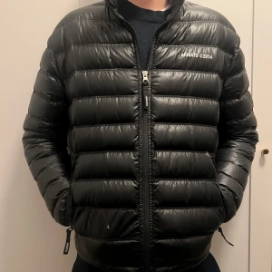 Axel Arigato jacka  - Grym jacka för vintern! Säljer pga utväxt! Modellen är 184! Storlek Xs men sitter mer som S/M