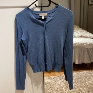 Blå kofta  - Storlek xs. Aldrig andvänt den så den e i nytt skick 