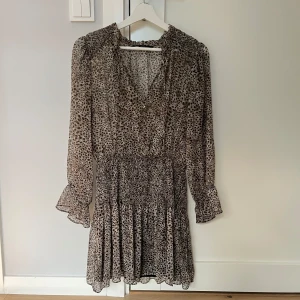 Zara klänning - Super fin och populär klänning från zara som tyvärr inte säljs längre❤️❤️