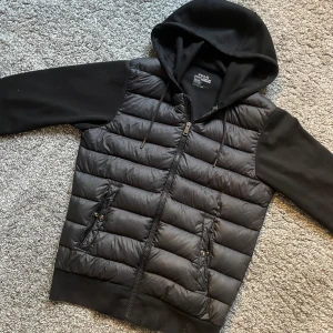 Ralph lauren cardigan  - Perfekt till hösten/vintern, byte kan tänkas, nypris runt 4,4, storlek XS men sitter bättre S