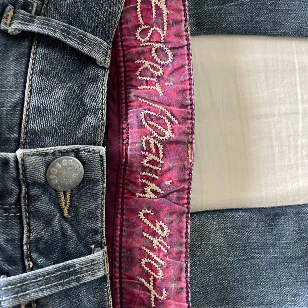 HAR FLER LOW WAIST BOOTCUT JEANS PÅ MIN SIDA‼️Jeans med riktigt fina detaljer på bakfickorna💞 Köp gärna via köp nu💞 Postar snabbast om du köper via instabox💞 Storlek: W28 L32 Midjemått: 38cm Innerbenslängd: 79cm Total längd: 105cm Benöppning: 22cm. Jeans & Byxor.