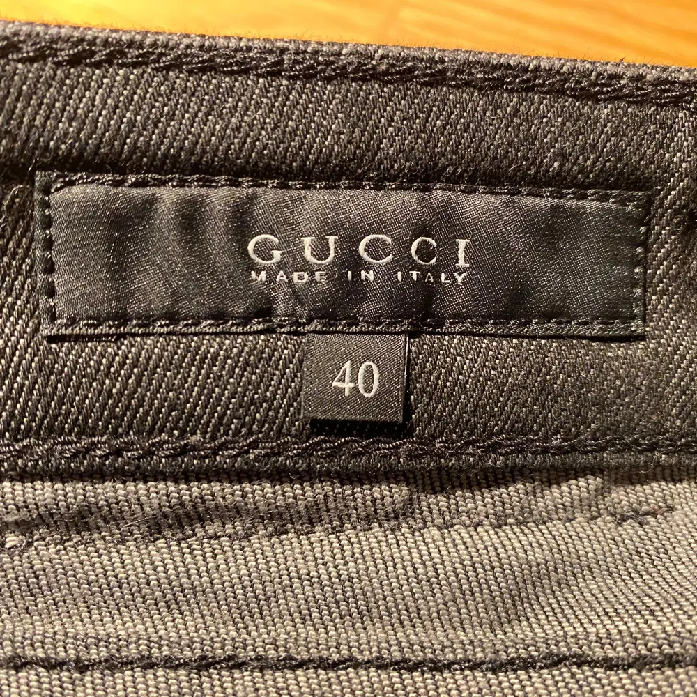 Nya svarta jeans i strl 40 från Gucci, modell new straight.  Nya, aldrig använda.  Mått Midjan: ca 42 cm Längd från grenen och ner: ca 85 cm  98% bomull och 2% elastan  Kommer från ett djur och rökfritt hem.. Jeans & Byxor.