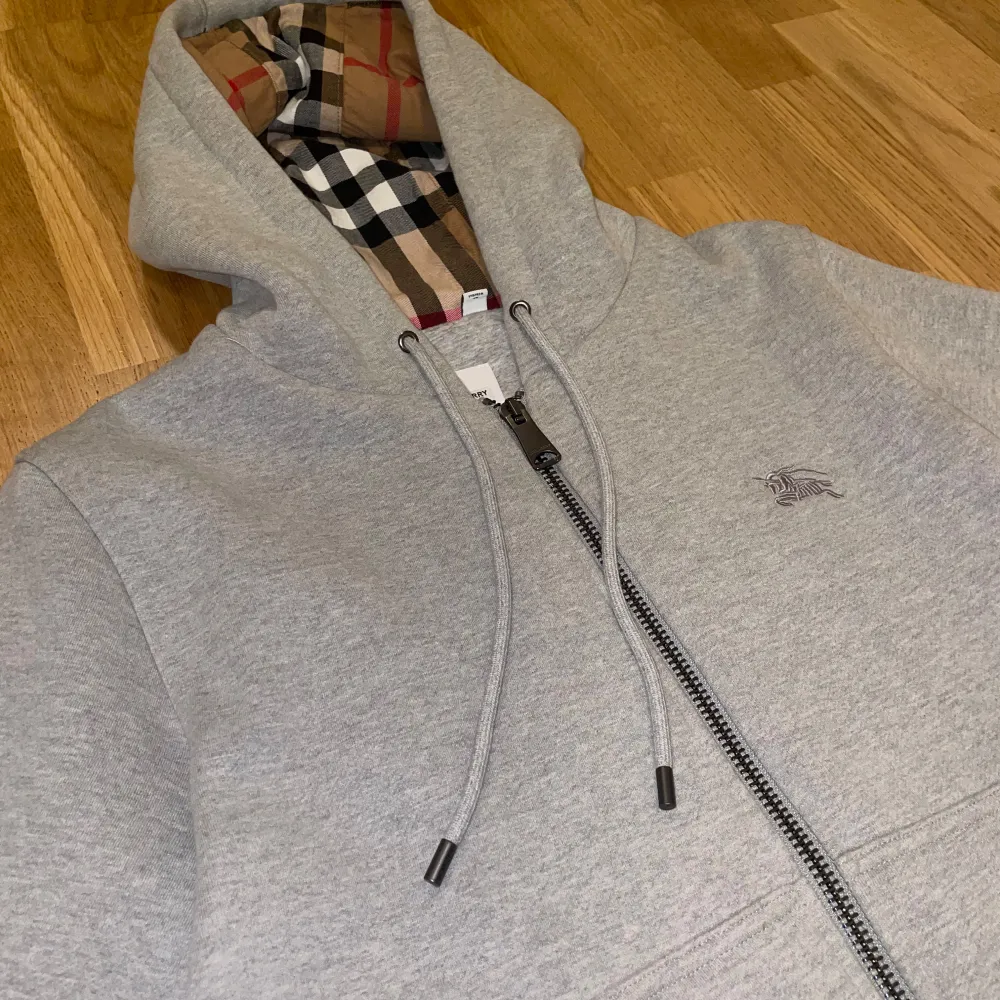 Hej! Säljer denna sjukt snygga burberry zip hoodien i storlek S (passar 173-183cm perfekt). Den är helt ny och fräsch. Knappt använd då det var aldeless för varmt att ha den i sommras. Den är riktigt fräsch, passar till allt och är perfekt till höst.. Hoodies.