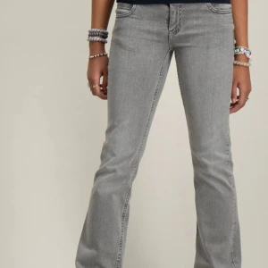  Gråa Gina Young jeans. - Säljer dessa grå jeans i storlek 158,  Jeansen är flare och har en knapp där framme men inga där bak.  Köpte dom för ett halv år sen och har inte använt dom en enda gång så dom är i helt nytt skick.