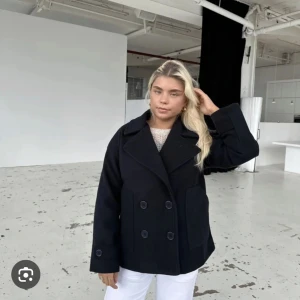 Design by si kappa  - Säljer en svart design by si kappa i fint skick. Om egna bilder önskas kan ni skriva till mig!!😀 Kan även tänka mig att bytta mot någon annan vår/höst jacka 💕