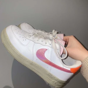 Nike sneakers - Säljer mina superfina sneakers från Nike på grund av att de inte kommer till användning. Använda endast ett fåtal gånger men har en liten defekt som syns på sista bilden, absolut inget man tänker på dock. Pris kan diskuteras! 