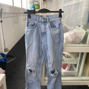 ljus blåa jeans  - Säljer mina fina ljus blåa jeans från Gina som är fina och pösiga, säljer pågrund av ingen användning av de
