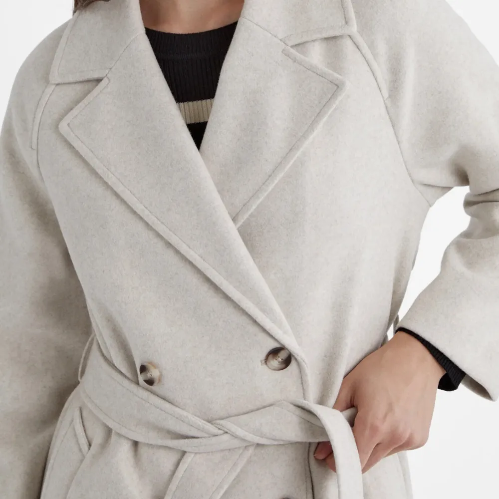 Använd 2 gånger. Nypris 699.  https://www.zalando.se/stradivarius-long-soft-touch-trenchcoat-beige-sth21u0kn-b11.html. Jackor.