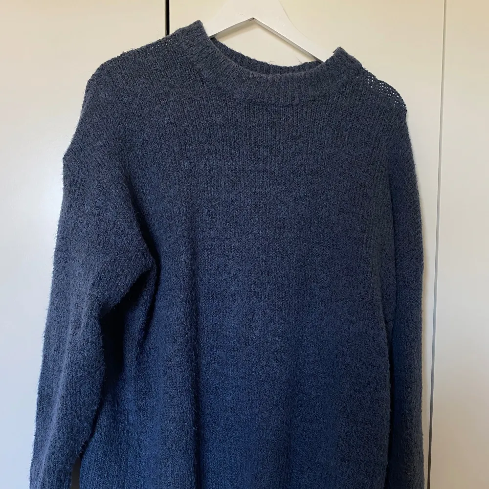 Blå tjocktröja från lager 157 i storlek medium. Söt färg och oversize fit på mig!. Stickat.