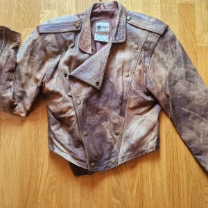 Fodrad läder jacka - 2 fickor från insidan och knappar fram så man kan stänga sjukt fin jacka handsydd passar mig som är s