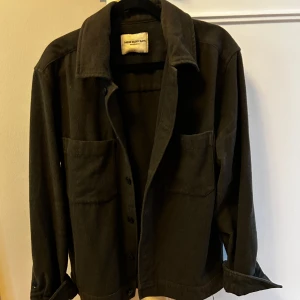 Mörkgrön overshirt - Overshirt från these glory days! Den är olivgrön och i storlek M (passar S) Perfekt till hösten