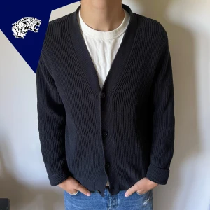 FET EAST WEST CARDIGAN - Go cardigan i mörkblå från East West | Skick: 9/10 | Strl: M | Modellen är 182cm | Hör av dig vid frågor eller funderingar!