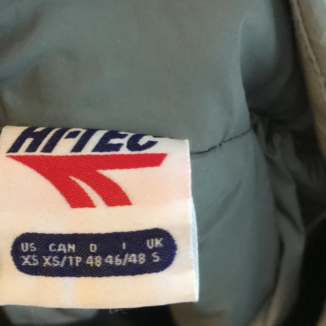 Säljer en varm jacka som har bra reflexer så du syns i mörkret och passar bra till hösten - 92