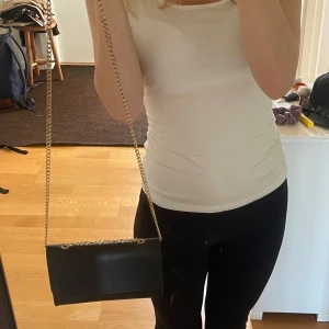 Snygg väska  - Fin väska med guldkedja och läderimitation💘 Den är i nyskick och har inga defekter. (Svårt att ta bra bilder så skriv vid frågor)