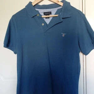 Ljusblå gant tröja - En ljusblå gant skjort t-shirt  ,storlek S men psssar också XS