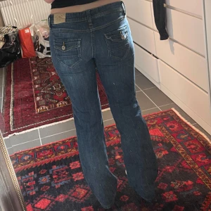 Low waist jeans - Säljer ett par bootcut low waist jeans som är i jättefint skick, jättesnygga fickor i bak och passar mig bra i längden som är ca 170 och har 34/36 i byxor, skriv vid frågor💓