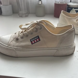Gant skor kräm vita/kräm beige - Gant Nautilana skor kräm beige/kräm vit Storlek 39 se samt bilder.