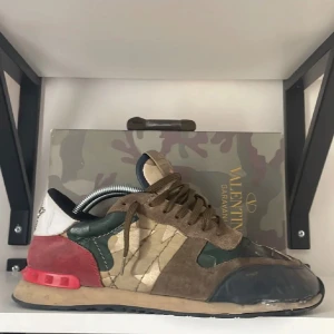 Valentino rockrunner - Valentino rockrunner i okej skick, flera defekter. Endast extra skosnören ingår vid köp. Hör av er vid fler frågor