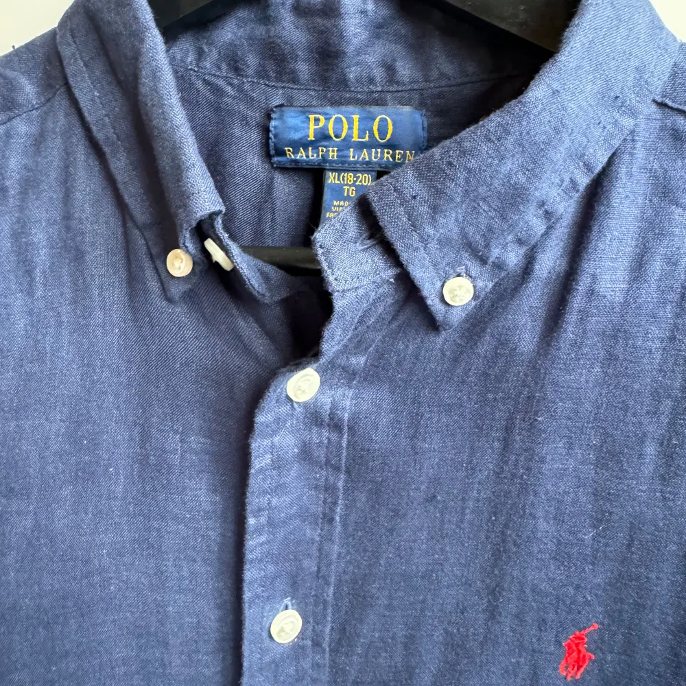 En Polo Ralph Lauren skjorta i mycket bra skick. Nypris 1800kr. Storlek 18-20 dvs Storlek S. Material: 100% linne. Hör av dig vid frågor eller funderingar!😁. Skjortor.