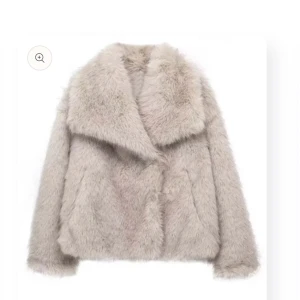 Yamz jacka - En jacka från Yamz som är förstor på mig, inte mina bilder så den är för stor och inte sitter bra på mig. Jag köpte den för 1 200, jag har aldrig använt den