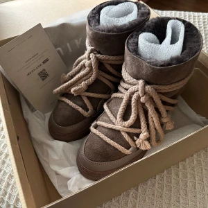 Inuikii Taupe 36 - Jätte fina Inuikii taupe  strl 36 köpt förra åren men inte mycket använda för  var för småa, köpta för 2999kr