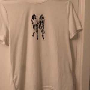 t-shirt med print - Lite genomskinlig, oanvänd, stretchig, oklart märke då jag fått den utan lapp🎀