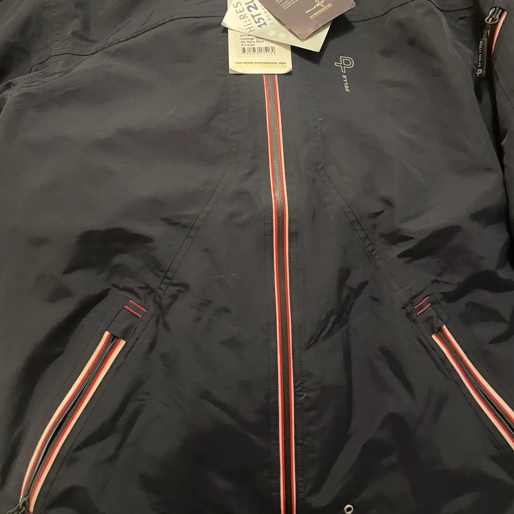 Windproof, rainproof, breathable  Vindjacka regnjacka seglarjacka. Finns i M/L/XL, beställt och glömt skicka tillbaka därav låga priset.  Den har meshfoder och justerbar fast huva. Fickorna har vattentäta dragkedjor. Ordinarie pris 2800kr.. Jackor.