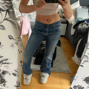 Jeans från lee - Inte så andvända, är osäker på storleken för jag inte är hemma just nu men jag är en 36,34 i vanliga fall fråga gärna om fler bildwr