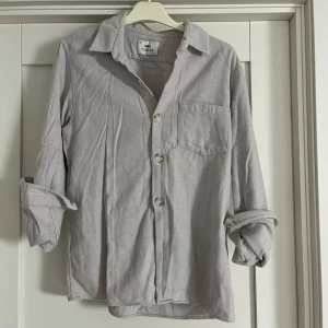 Overshirt - Säljer en snygg overshirt från Ciszera för 250kr. Är i barnstorlek men passar även S-XS. Oanvänd men är lite skrynklig men annars är den i jätte bra skick. Om du har några frågor så finns jag i DM mvh MRcvb