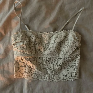 BLOMMIGT LINNE - Sitter skit snyggt, passar bra till fest eller liknande tillfällen💕