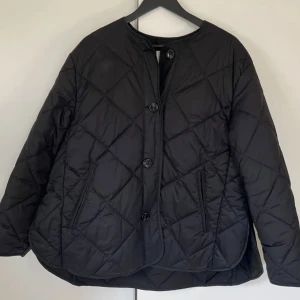 Quiltad jacka  - Quiltad jacka från hm.  Säljer den för att den blir för oversized på mig. I fint skick och väldigt snygg , perfekt nu i höst.  För referens så är jag 1.58.
