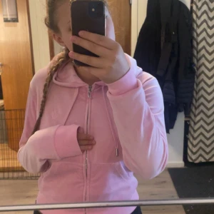 Rosa juicy kofta - Säljer en juicy kofta i storlek S, den är i väldigt bra skick och har inga defekter🩷