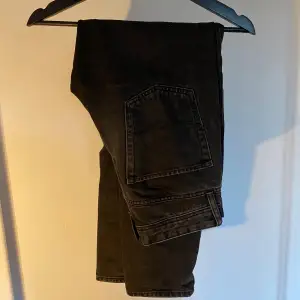 Tja! Jag säljer nu ett par svarta Jack and Jones, jeans i storleken W28 L32. Byxorna är i ett fint skick och sparsamt använda. Modellen heter Loose/Chris. Hör gärna av er vid fråga, priset kan sänkas Mvh Arvid 😀