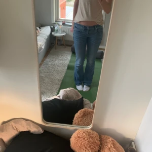Lågmidjade jeans - Snygga blåa jeans från g-star. De har hål vid båda hälarna som ni kan se på sista bilderna. Säljer eftersom jag önska de va lite längre på mig, jag är 1,75💖