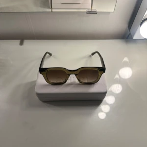 Chimi 04 grön  - Säljer ett par riktigt snygga chimi solgalögon(gröna) modell 04 det finns en liten repa men de är inte något som syns alls.