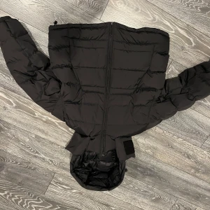 Vailent jacka - Det är en riktig skön vinter jacka i storlek L. Nästa aldrig använd 10/10 sick.  Kan även tänka mig byten på den 