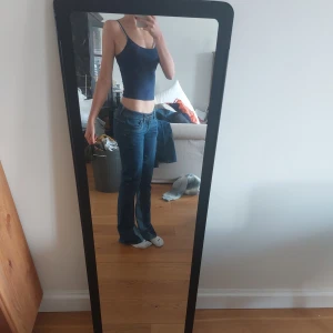 Blå jeans från Miss Sixty - Snygga blå jeans från Miss Sixty. De är lågmidjade och bootcut(sytt ut själv). Midjemått tvärs över: 37cm (innsydda i midjan, men kan spräta upp om så önskas, nu i S men kan bli då S/M) Innerbensläng: 84cm